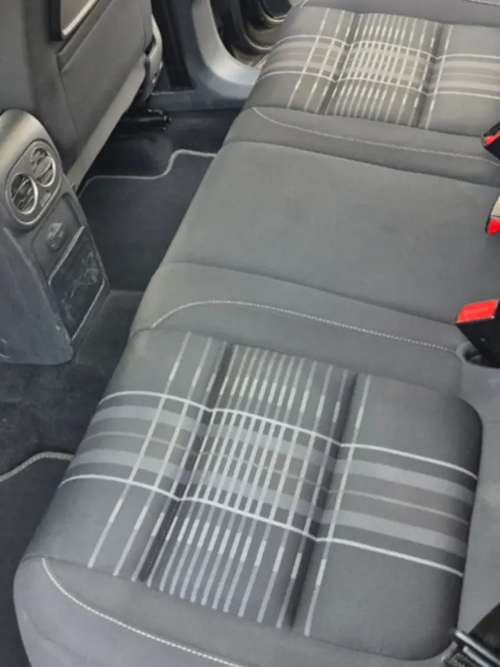 Banquette arrière de voiture, après le nettoyage