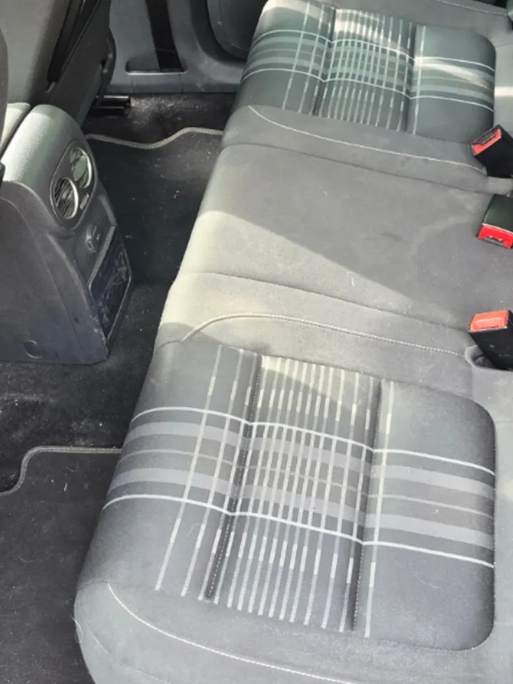 Banquette arrière de voiture, avant le nettoyage