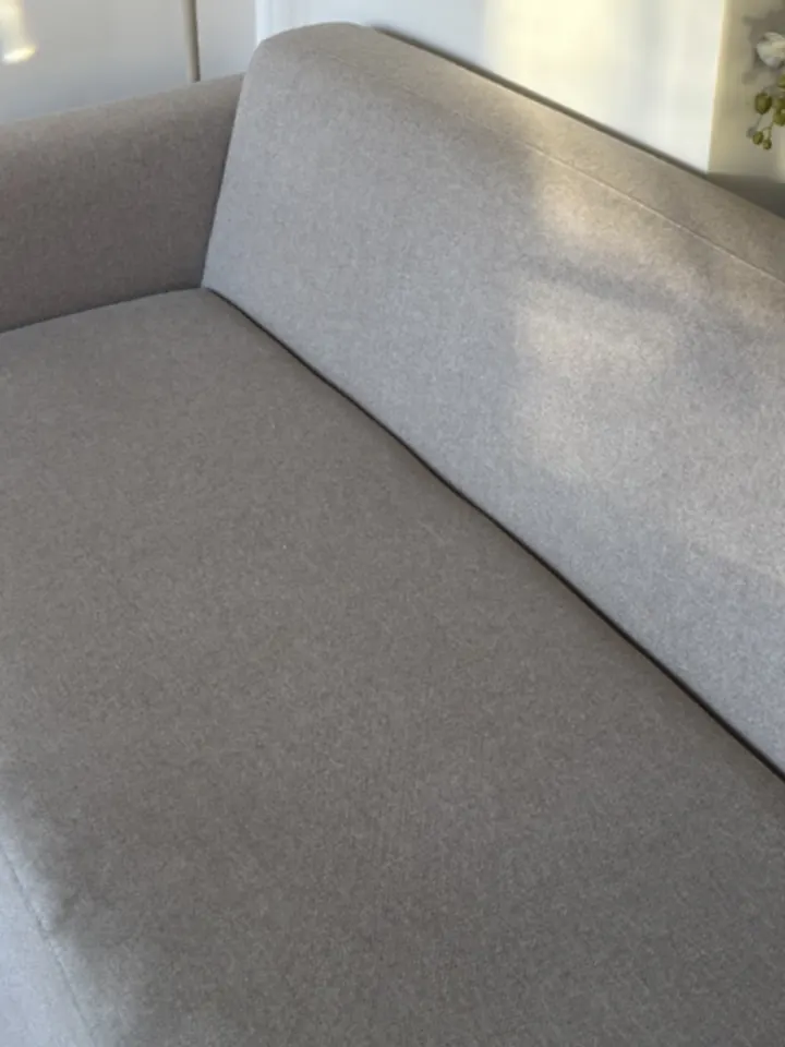 Canapé en tissu gris, taches d’assise, après le nettoyage