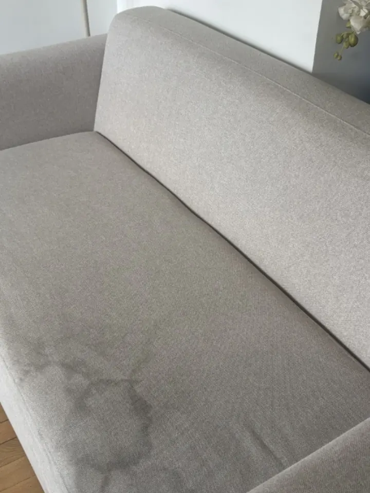 Canapé en tissu gris, taches d’assise, avant le nettoyage