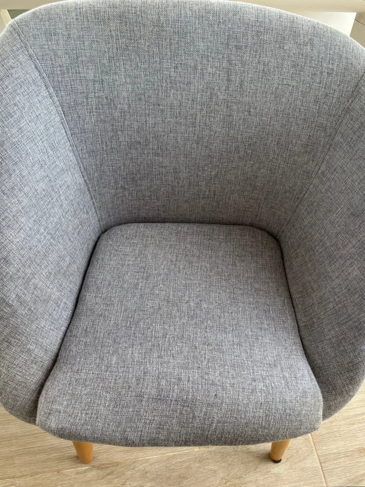 Fauteuil en tissu gris, taches sur l’assise, après le nettoyage