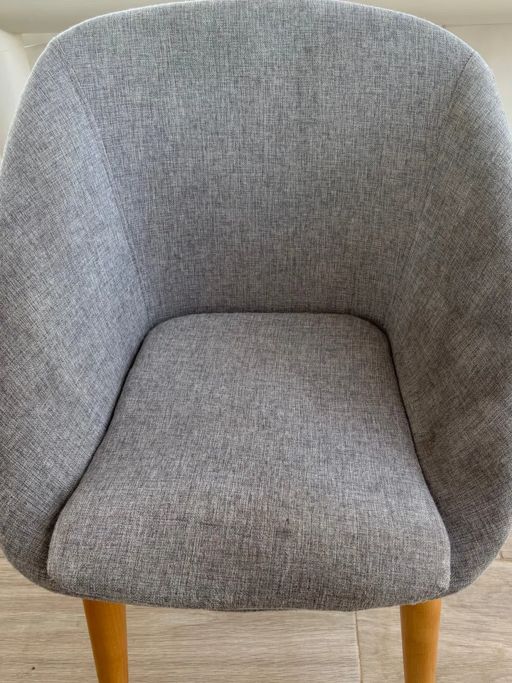 Fauteuil en tissu gris, taches sur l’assise, avant le nettoyage