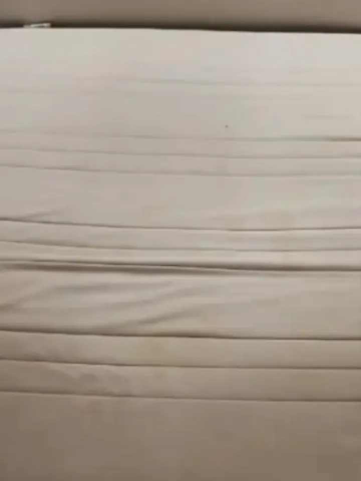 Matelas deux places, auréoles, après le nettoyage