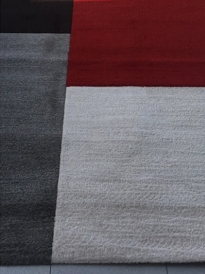 Tapis rouge, gris et blanc, après le nettoyage
