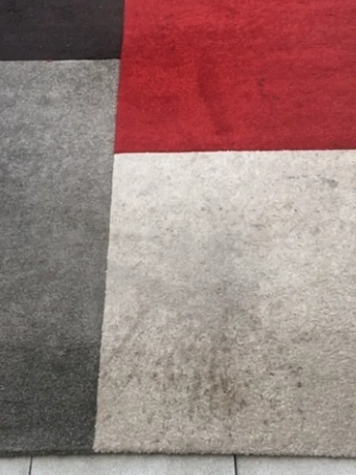 Tapis rouge, gris et blanc, avant le nettoyage