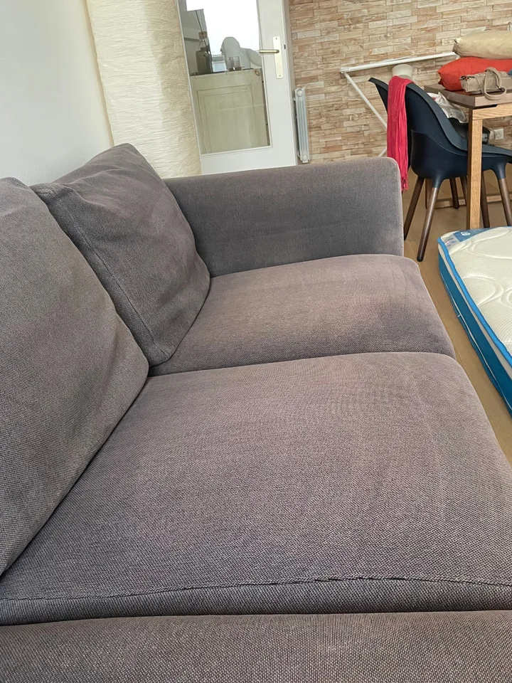 Canapé d’angle taupe, auréole d’assise, après le nettoyage