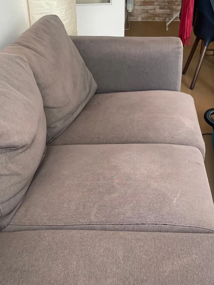 Canapé d’angle taupe, auréole d’assise, avant le nettoyage