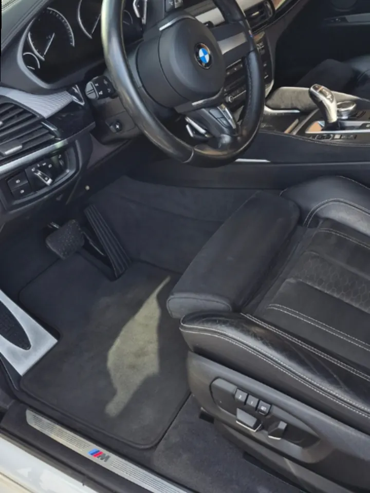 BMW X6, moquette et sièges, après le nettoyage