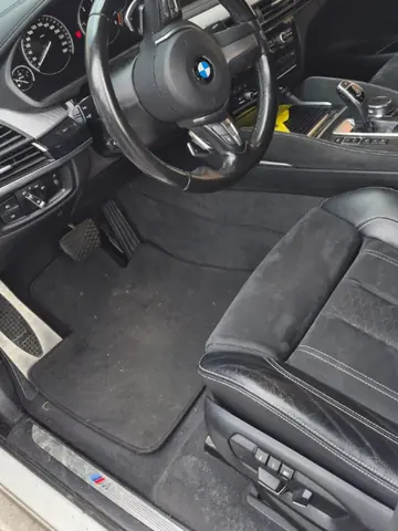 BMW X6, moquette conducteur, avant le nettoyage