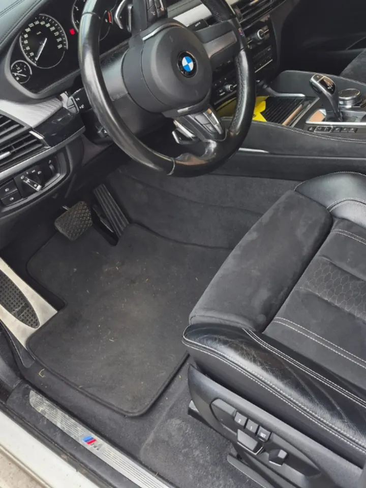 BMW X6, moquette et sièges, avant le nettoyage
