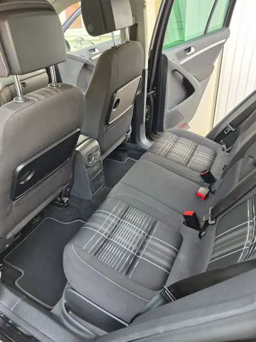 Intérieur de voiture après nettoyage Puretlas